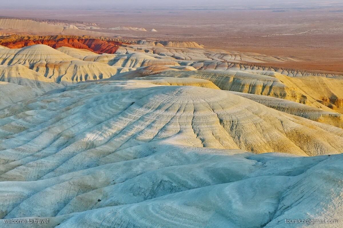 Aktau mountains, Altyn-Emel park, concentration of forms and colors